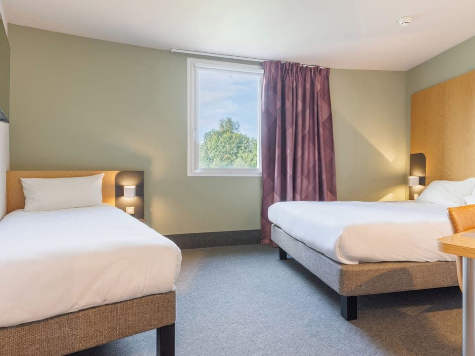 Triple Room, Non Smoking | Desk, soundproofing, iron/ironing board, free WiFi