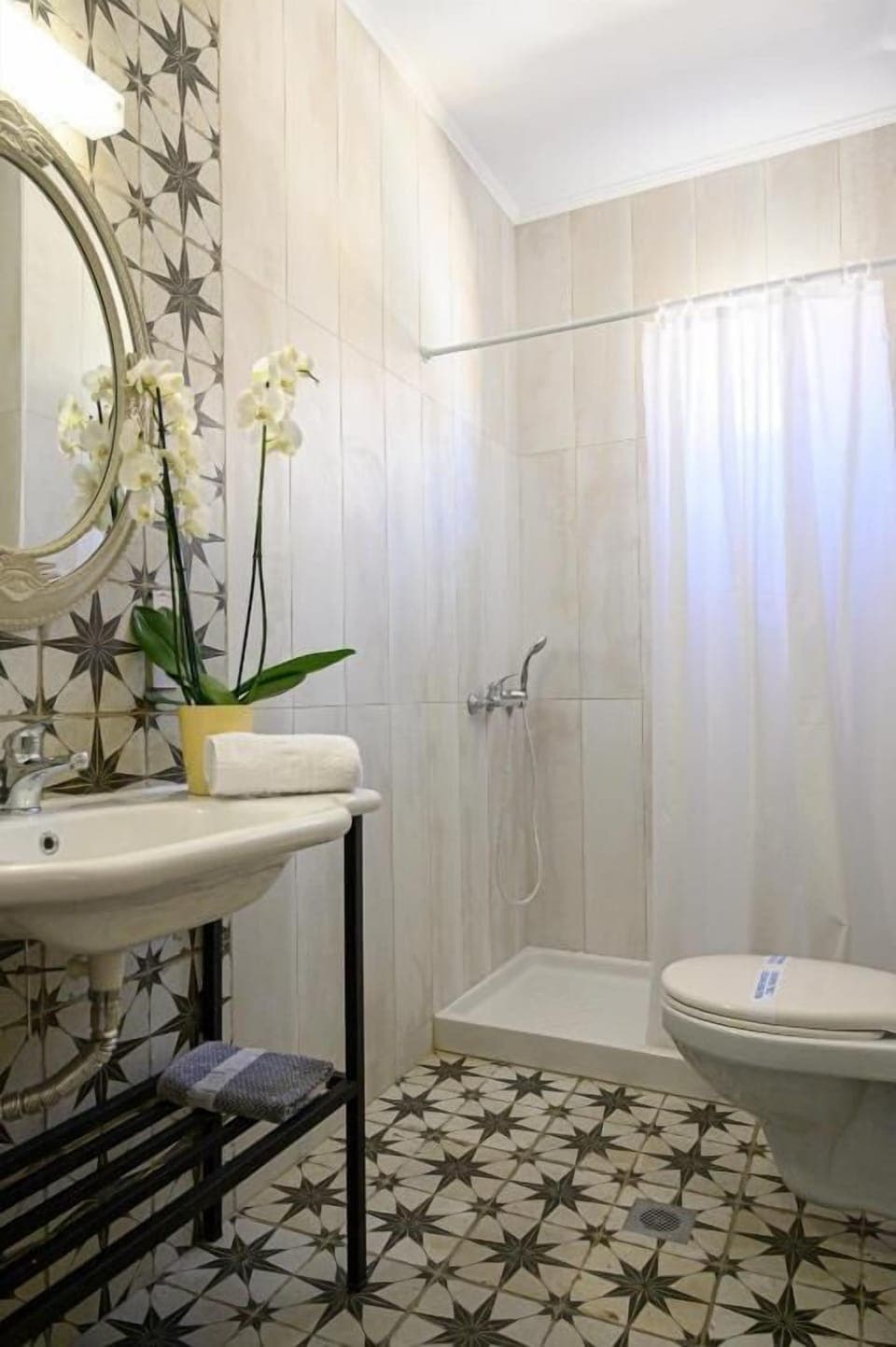 Executive Quadruple Room | Bathroom | Hair dryer, soap, toilet paper