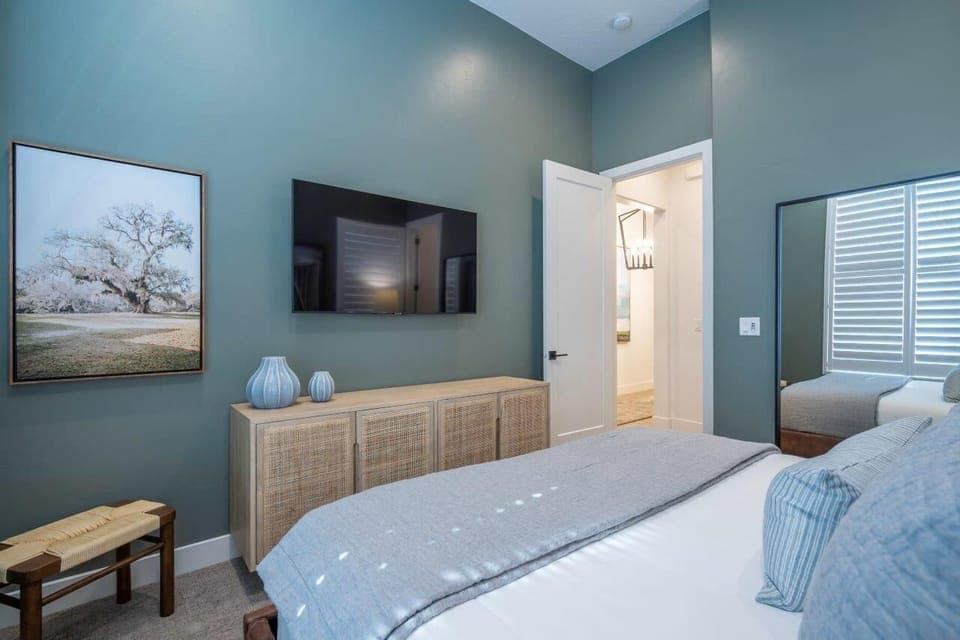 Bedroom 2, king bed, main floor