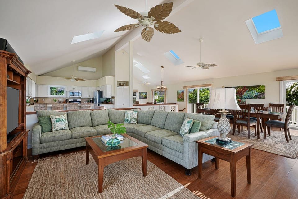 UPSTAIRS LIVING ROOM WITH KITCHEN IN BACKGROUND - UPSTAIRS LIVING ROOM WITH KITCHEN IN BACKGROUND