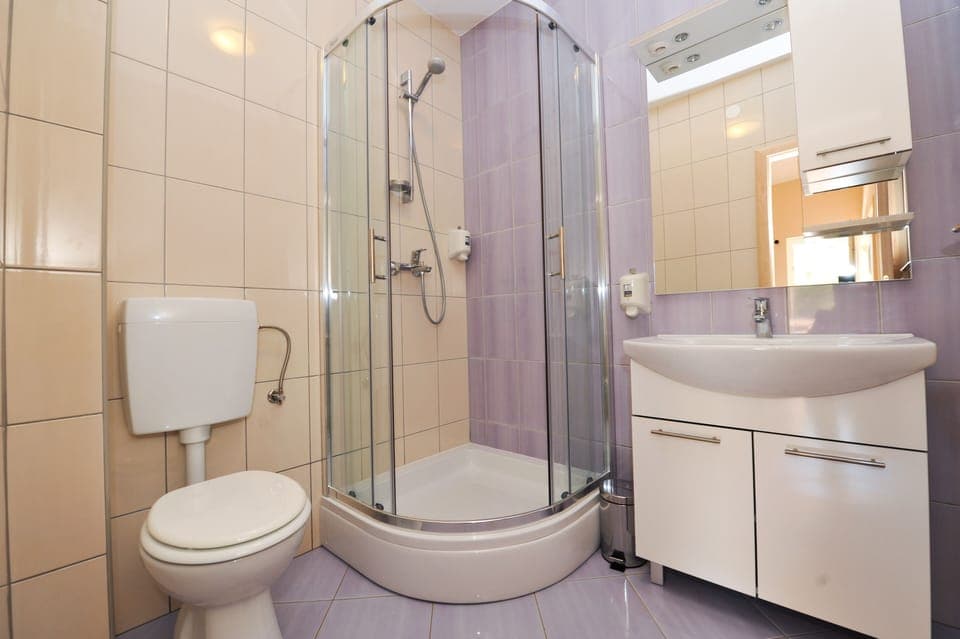 Deluxe Apartment, 1 Bedroom, Beachside | Bathroom | Shower, hair dryer, towels, soap
