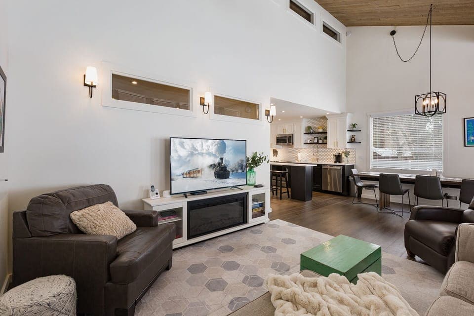 Living Room with High, Vaulted Ceilings and Smart TV (Unit #768)