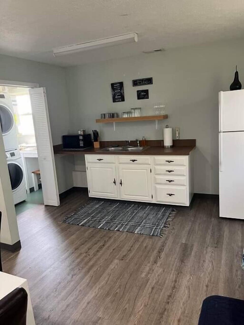 Another area of kitchen which has a washer/dryer area.