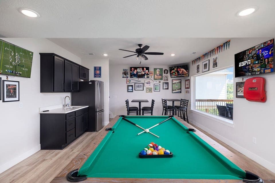 Private sports bar with 5 TVs and Hulu Live for game day