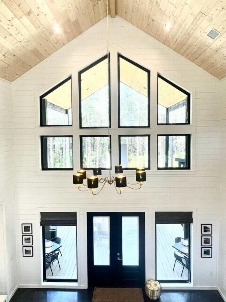 🏞️ A spacious room with 30-foot-high vaulted ceilings and expansive windows that seamlessly invite the beauty of nature inside. 🌲✨