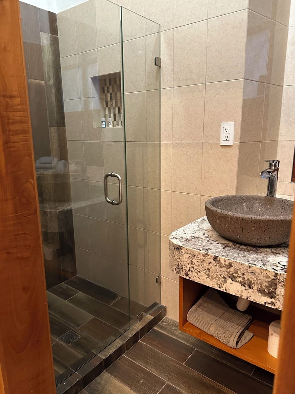 Junior Room, 1 Bedroom, Non Smoking, Garden View | Bathroom | Shower, rainfall showerhead, hair dryer, towels