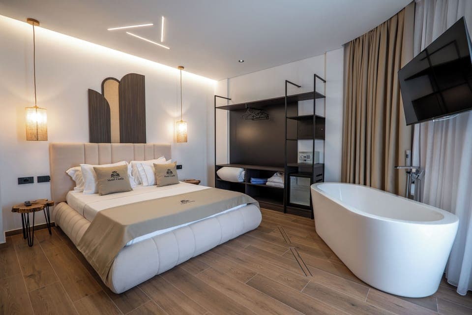 Large Double Room with Sea View | Free WiFi, bed sheets