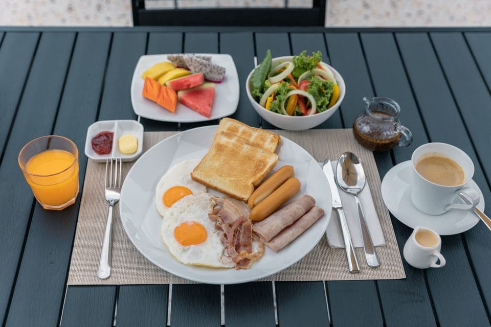 Daily cooked-to-order breakfast (THB 250 per person)
