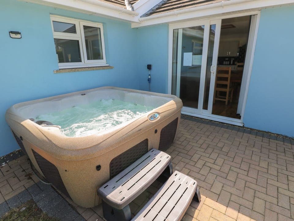 Cottage | Outdoor spa tub