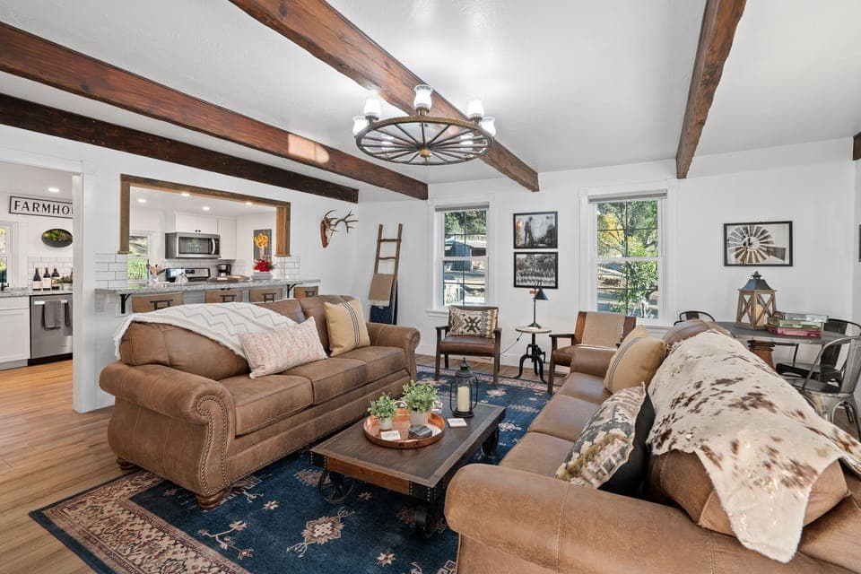 Living Room - 8 Mile House - Cozy Living Room