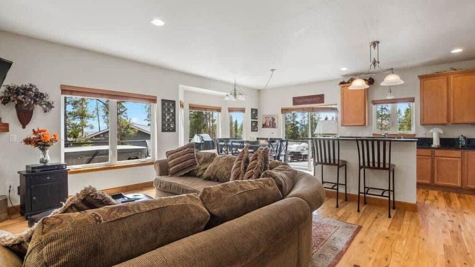 【Living Room】 Large, open grand room for the whole group