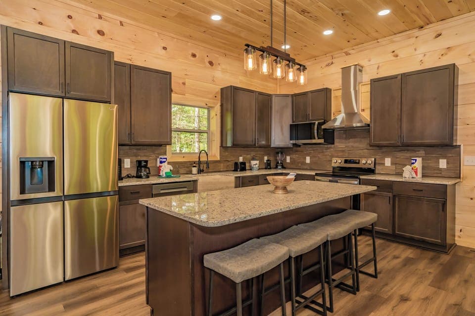 Kitchen w/ island 