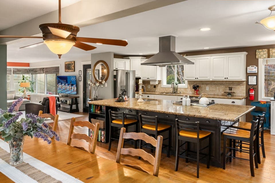 Large Chef's kitchen fully stocked and seats 14 guests