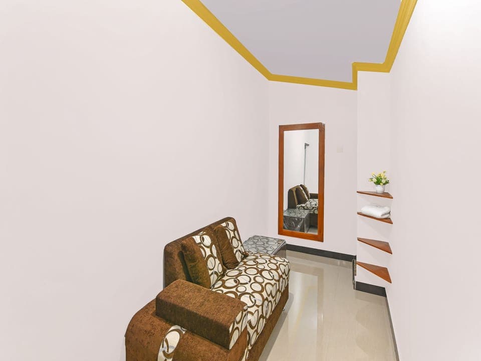 Suite | Living area | 32-inch flat-screen TV with cable channels, TV