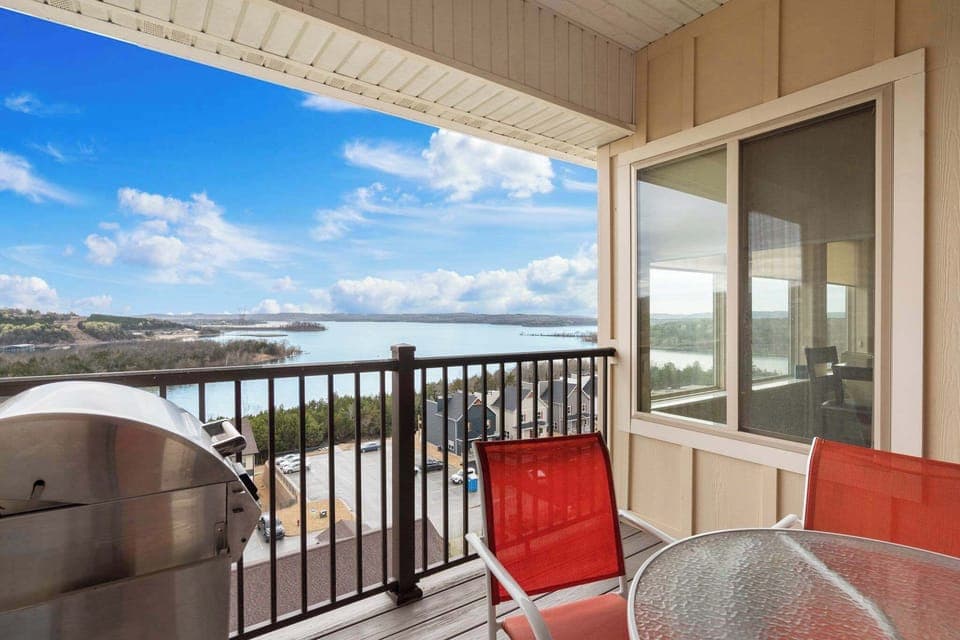 Condo, Multiple Beds, Balcony (Majestic Lakeview Escape) | Outdoor dining