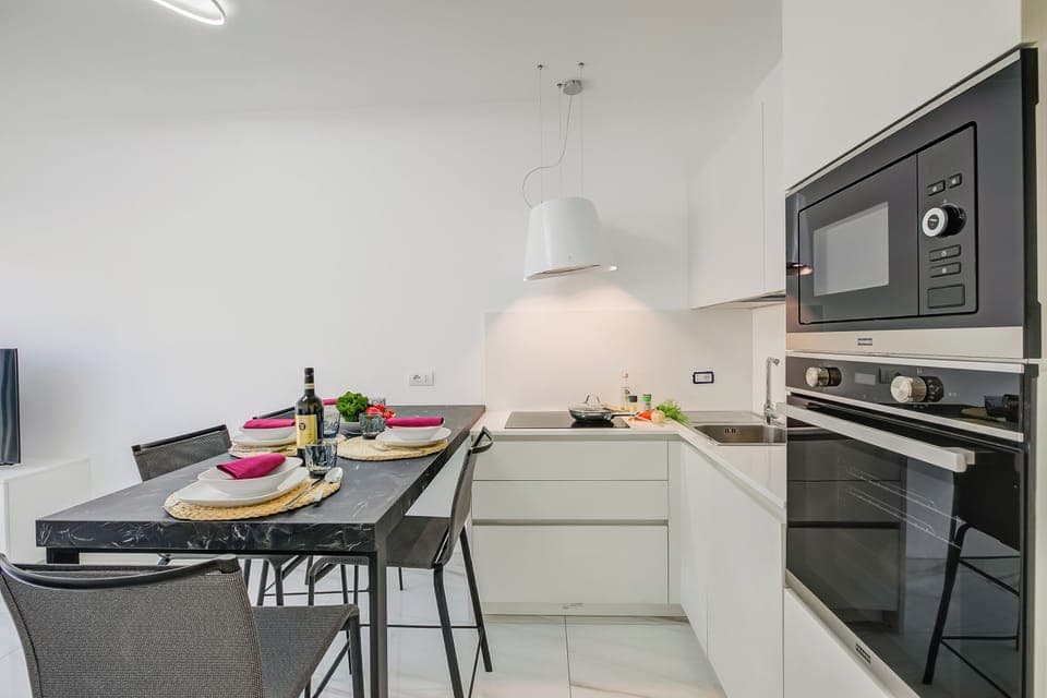 Standard Apartment, Multiple Bedrooms (AND - Beachy Vibes- 900m from the) | Private kitchen | Fridge, microwave, oven, stovetop