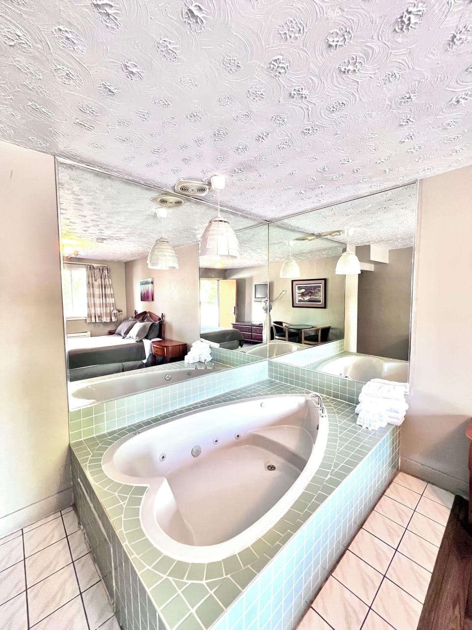 Romantic Studio Suite, 1 Queen Bed, Hot Tub | In-room safe, desk, free WiFi, bed sheets