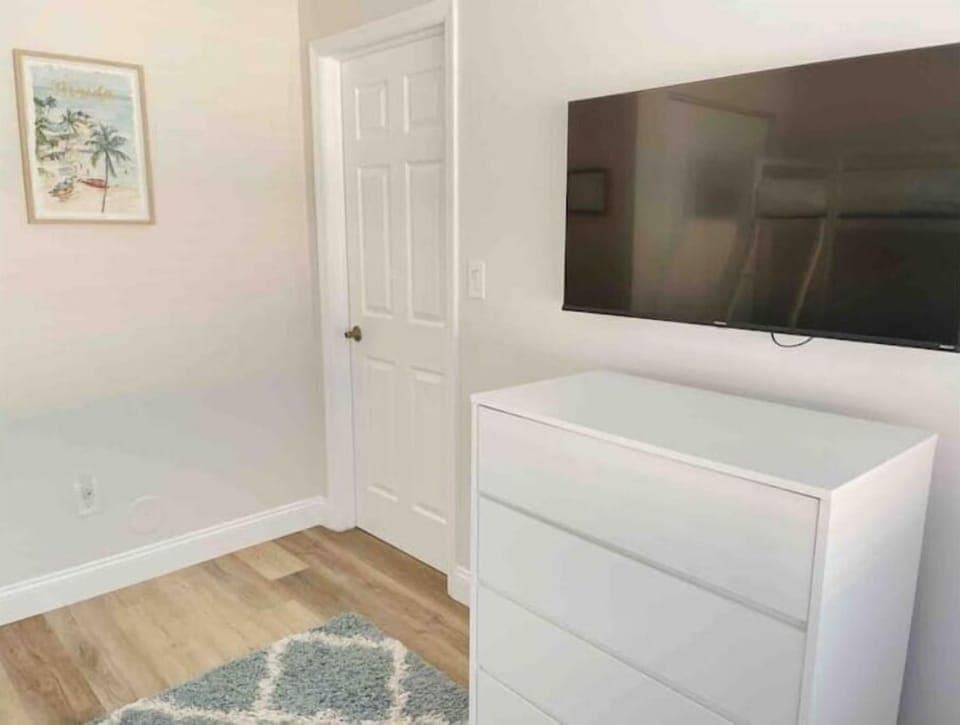 Bunk bed room -smart tv, chest of drawers & closet