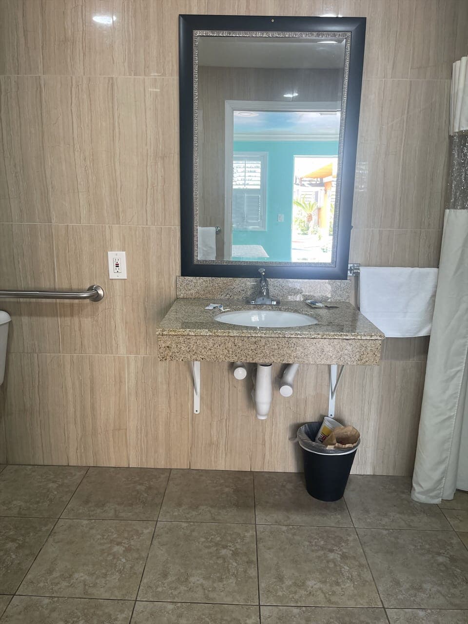 Separate tub and shower, jetted tub, towels