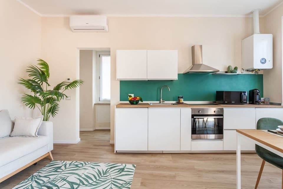 cucina con piano a induzione, forno, frigorifero, lavastoviglie, microonde, macchina caffè NESPRESSO VERTUO