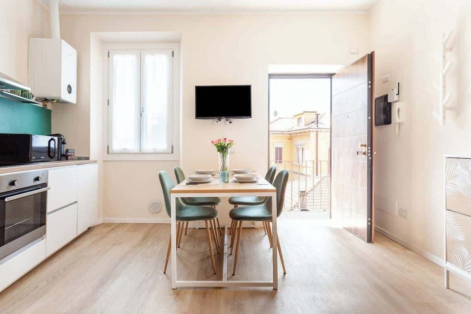 Zona living molto luminosa con smart TV con NETFLIX, PRIME TV.
Tavolo con sedie in velluto.