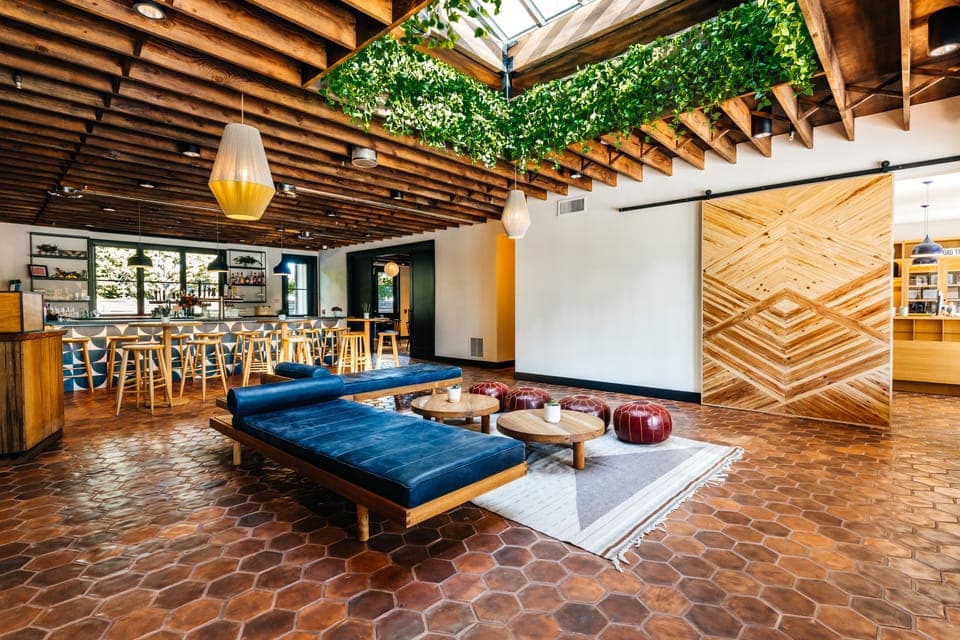 Breakfast and dinner served