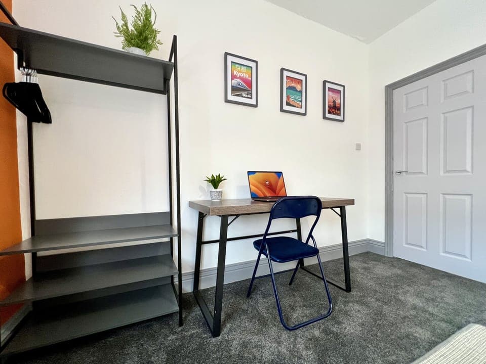 Family Townhome | 3 bedrooms, iron/ironing board, free WiFi