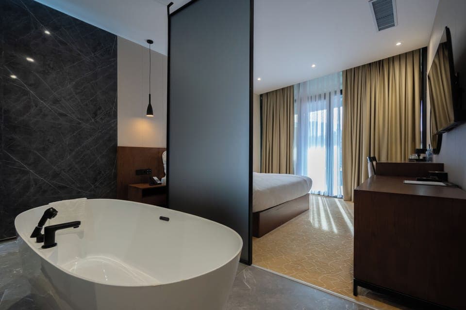 Premium Double Room | Bathroom | Hair dryer, bathrobes, slippers, towels