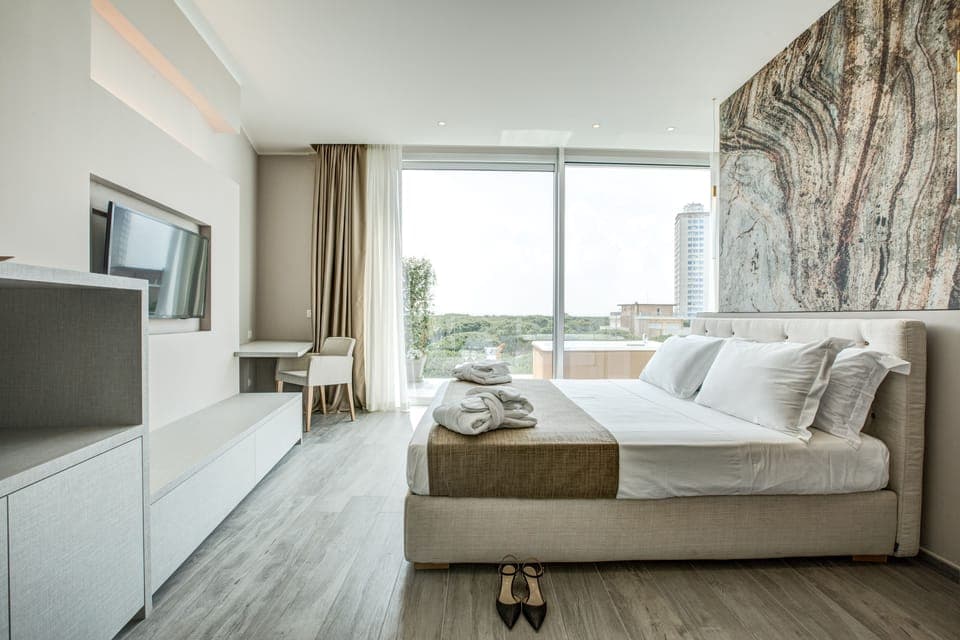 Frette Italian sheets, down comforters, in-room safe