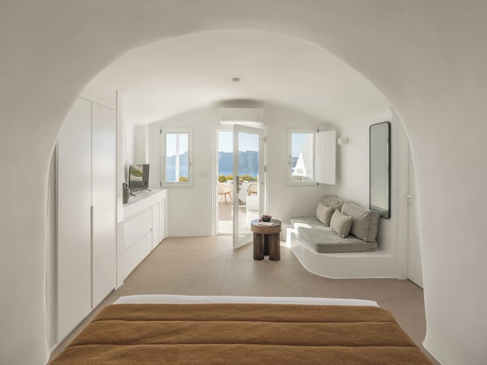 Honeymoon Suite, Hot Tub, Sea View (Petite Honeymoon Suite) | Premium bedding, free minibar items, in-room safe