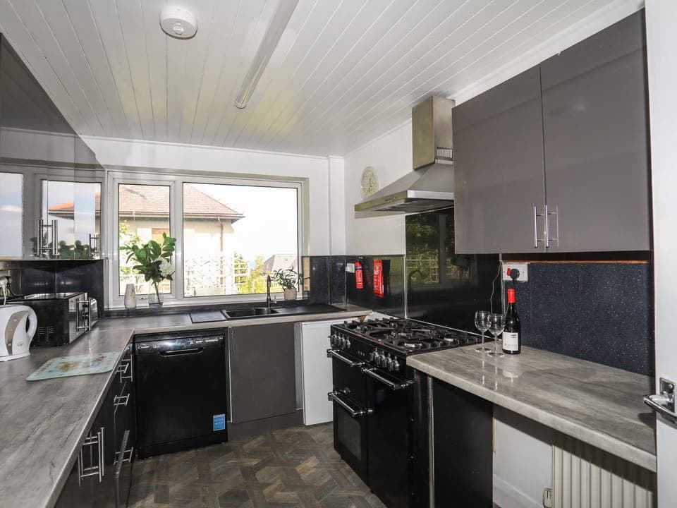 Cottage | Private kitchen | Fridge, dishwasher, electric kettle, toaster