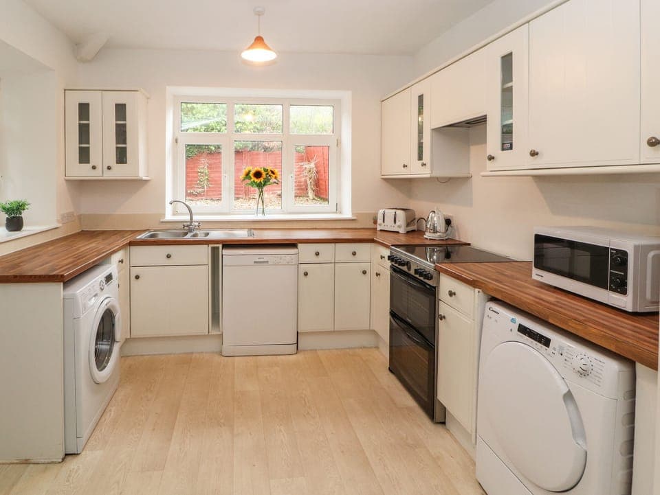 Cottage | Private kitchen | Fridge, dishwasher, electric kettle, toaster