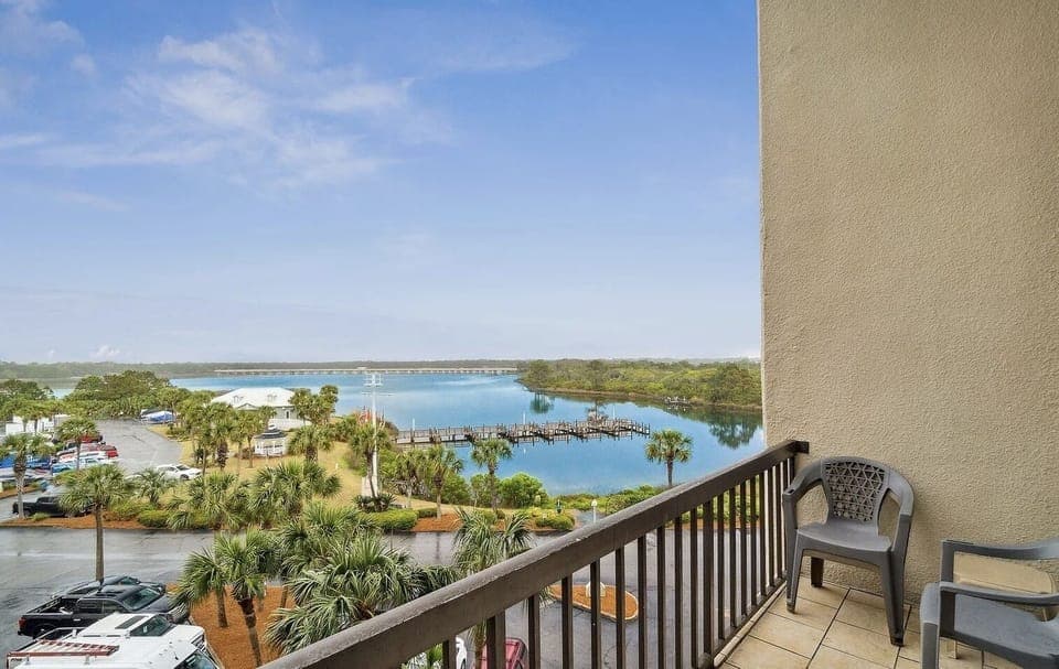This balcony offers a front-row seat to nature's beauty of Lake Powell. 
