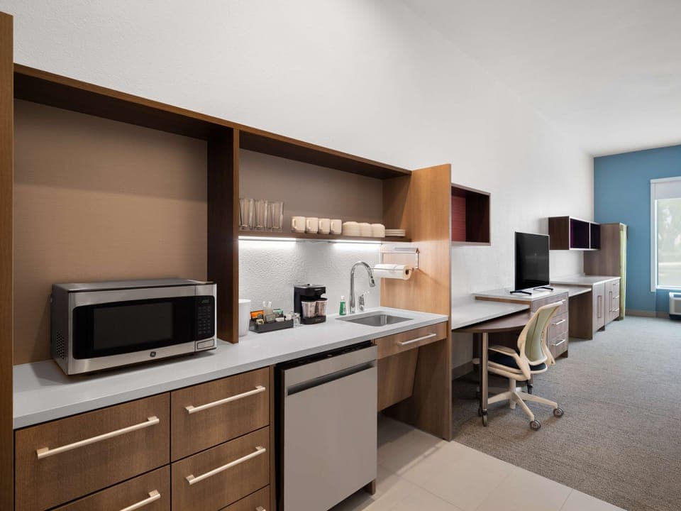 Full-size fridge, microwave, dishwasher, coffee/tea maker