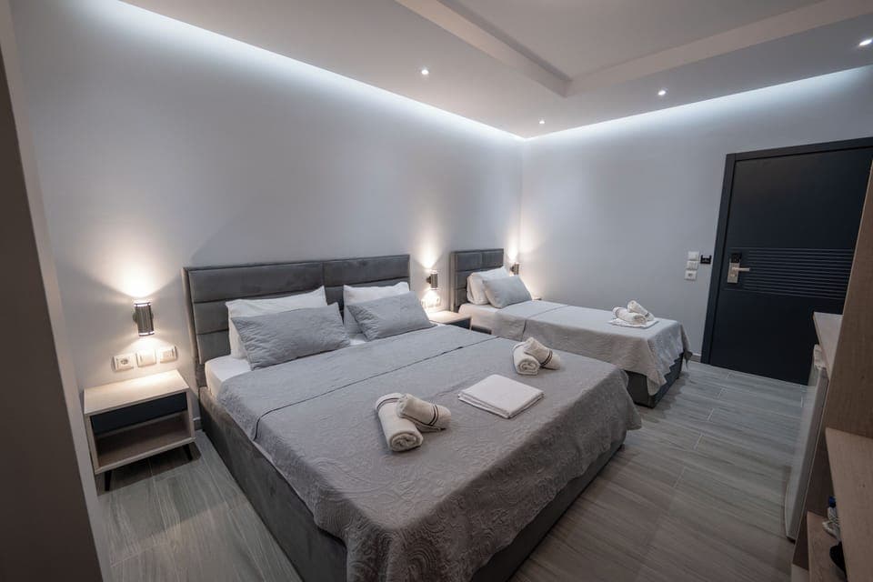 Deluxe Triple Room | Desk, bed sheets