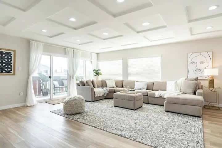 Nestled on a generous 7,000 sq ft lot, this 3,464 sq ft home boasts an airy open-concept design, modern finishes, and elegant furnishings. With ample natural light, cozy lounging spaces, this vacation home is perfect for your stay! ⭐