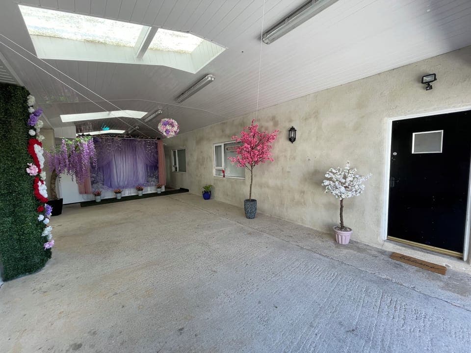 Annexe on the right, Hot tub room behind the partition wall at the back.