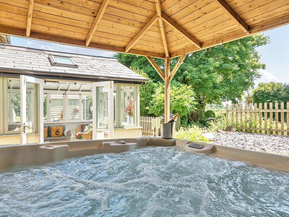 Cottage | Outdoor spa tub