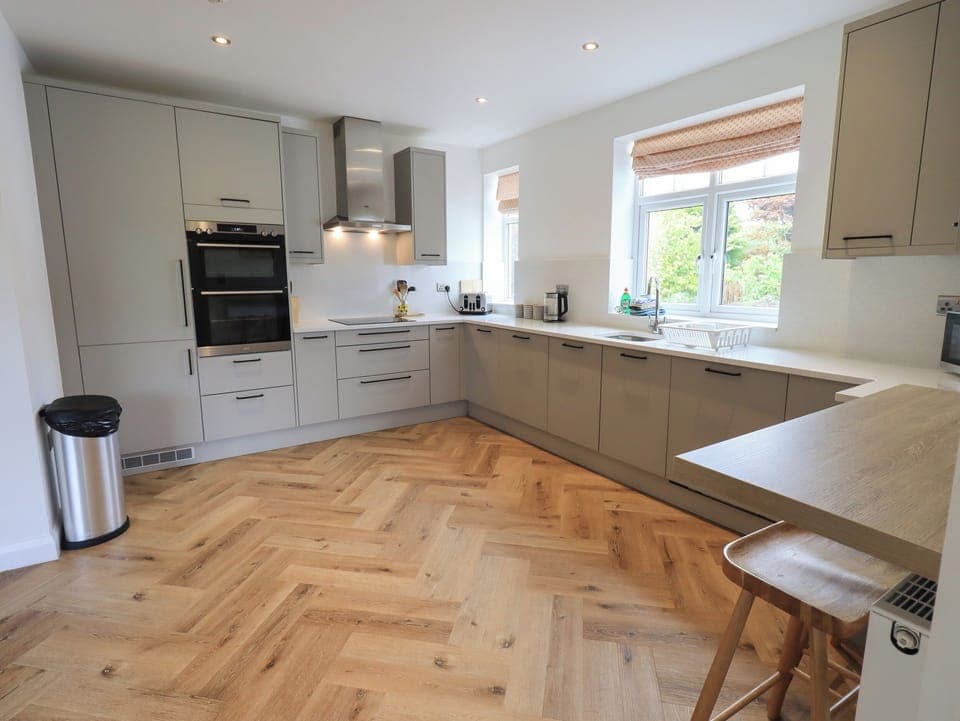 Cottage | Private kitchen | Fridge, dishwasher, electric kettle, toaster