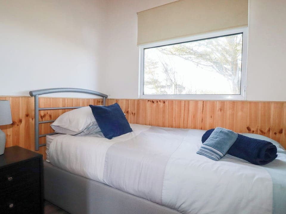 Cottage | 2 bedrooms, individually decorated, individually furnished