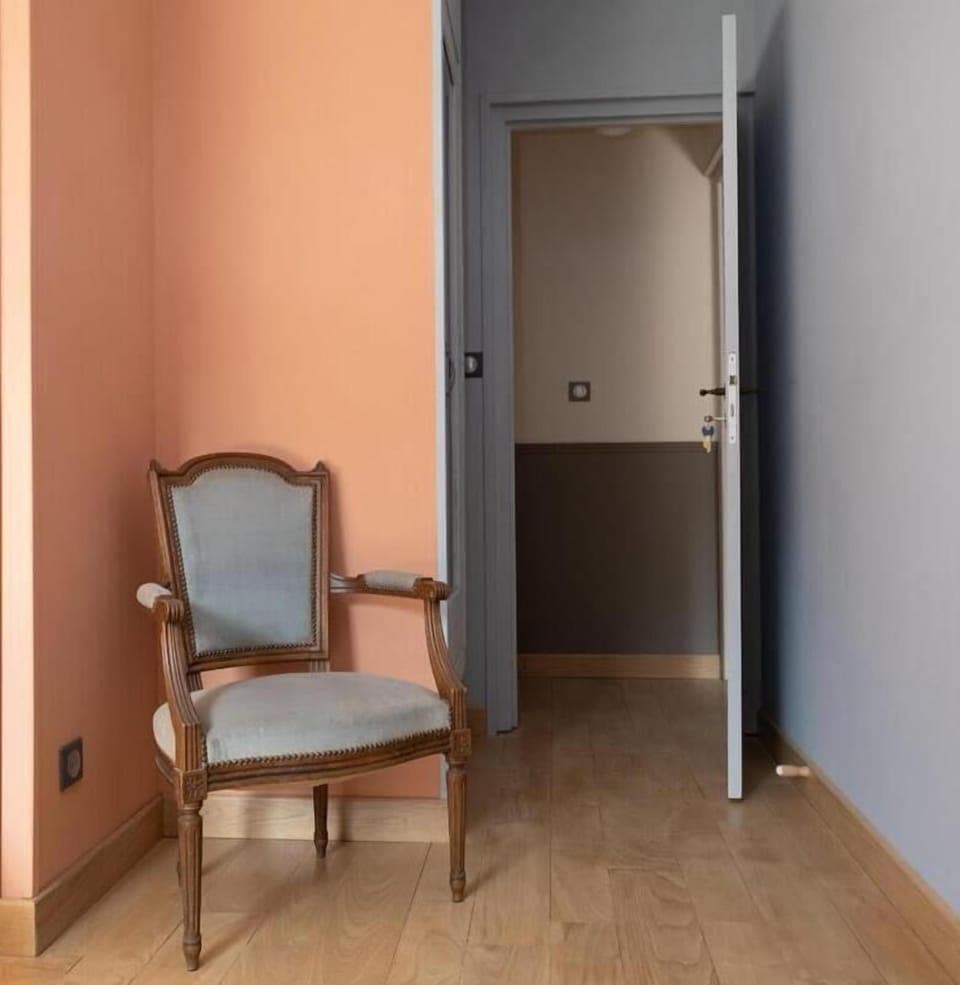 Individually decorated, individually furnished, laptop workspace