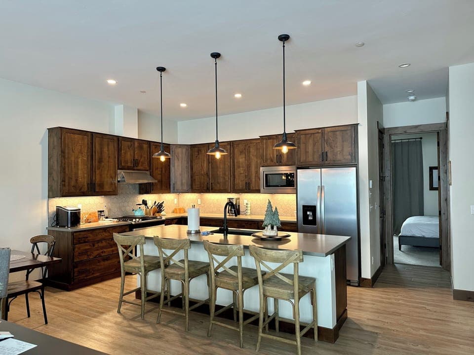 Modern open kitchen area and sit-up island.
