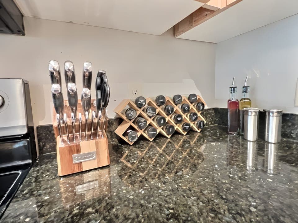 🧺 Full spice rack, olive oil, vinegar, salt & pepper, cooking spray, aluminum foil, ziplocks, pro knife set. We provide it all, plus more! 🌶️