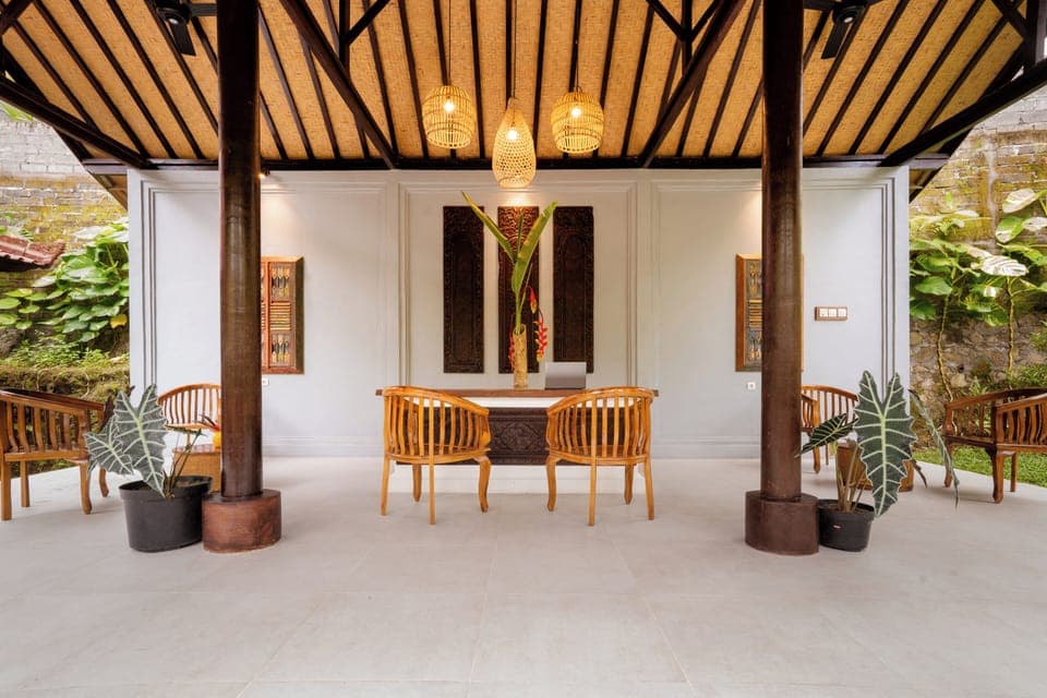 Check-in/check-out kiosk