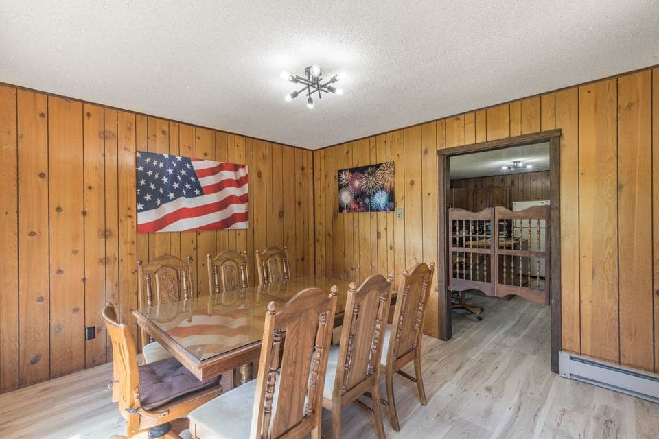 Dining Room (Seats 7)