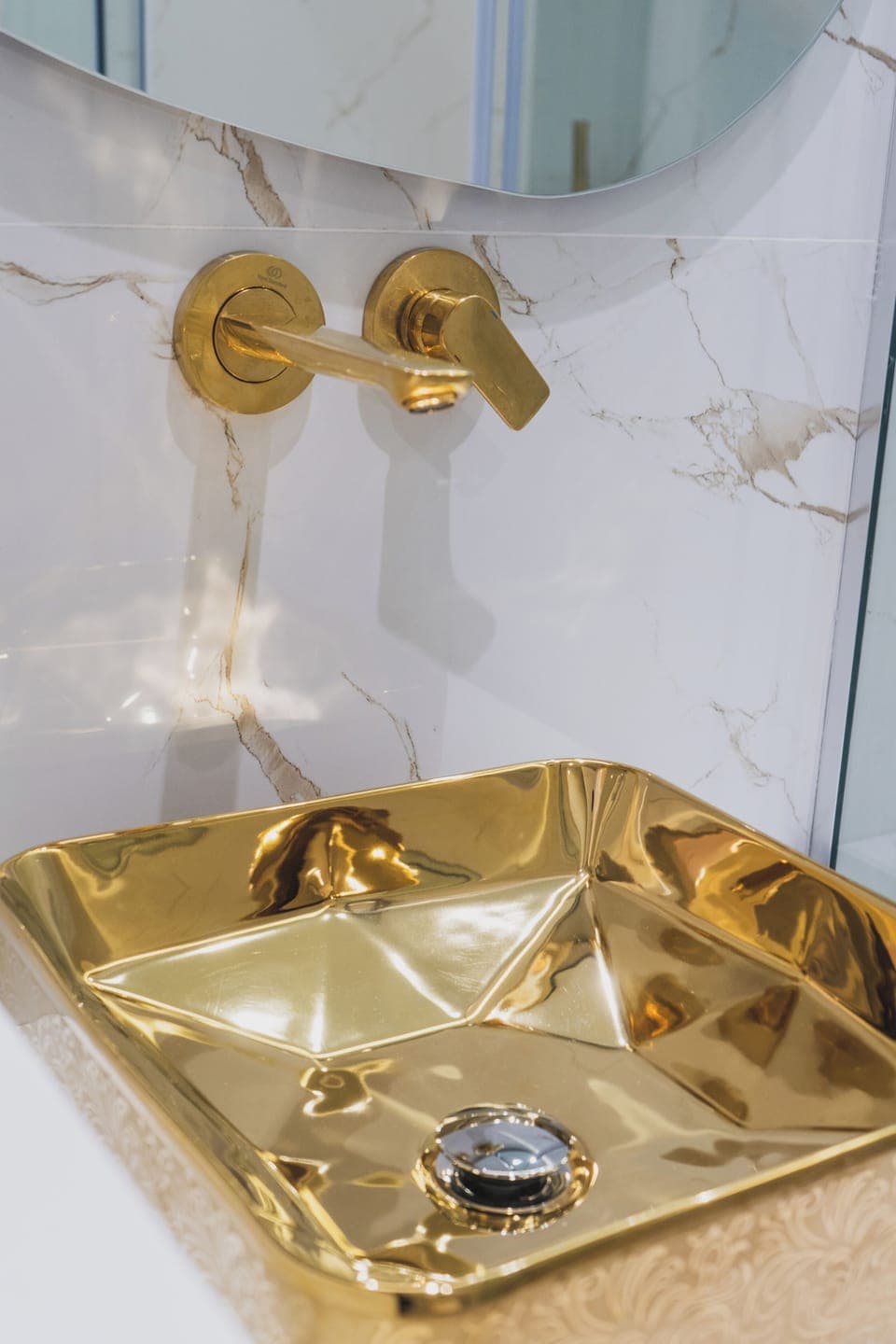 Superior Suite | Bathroom | Shower, hair dryer, slippers, towels