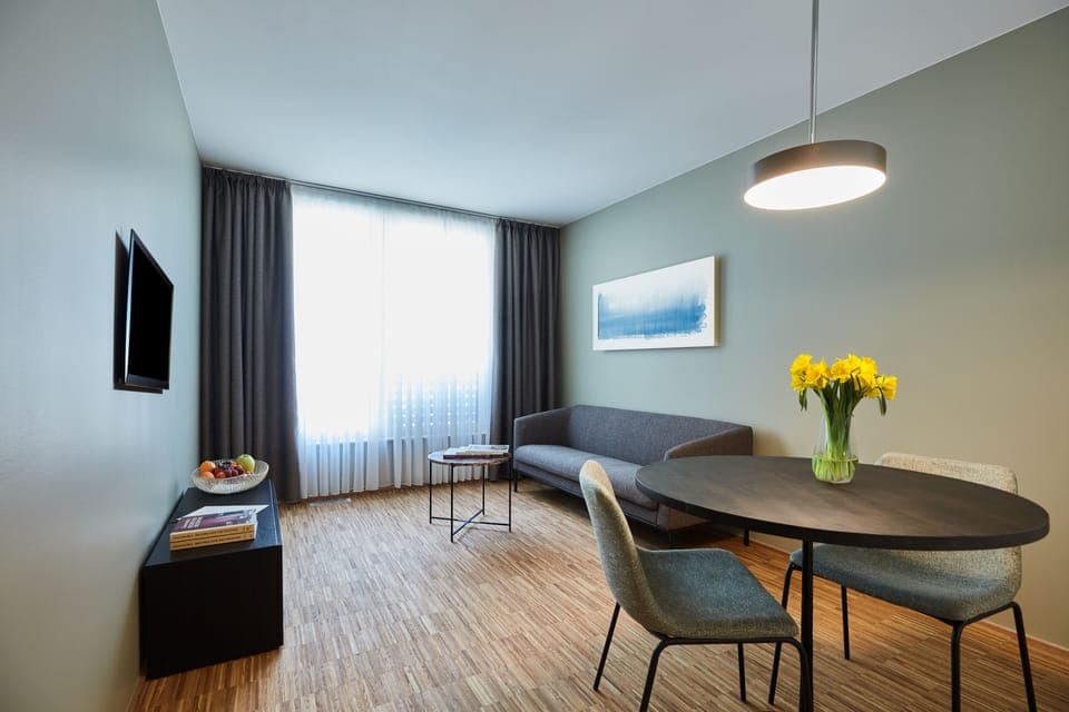 42-inch Smart TV with digital channels, TV, heated floors