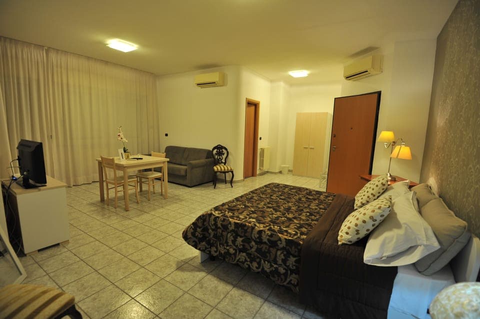 Desk, soundproofing, free WiFi