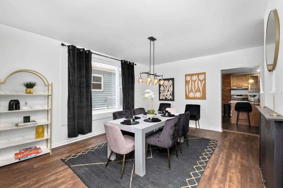 Gather around the table in this cozy dining area, the perfect space for sharing meals and conversation. ✨