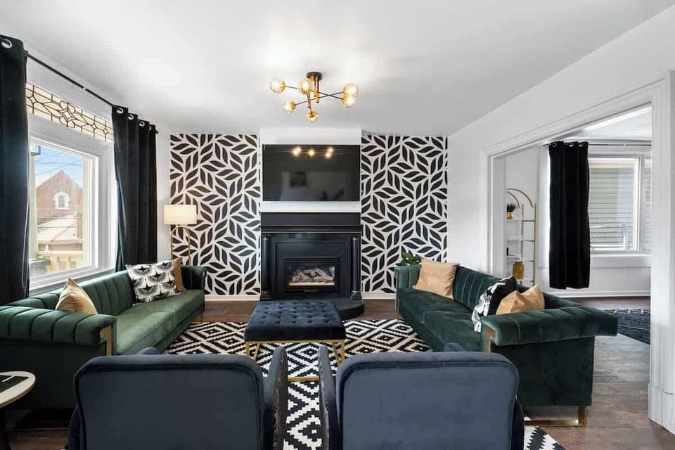 Cozy atmosphere and a large TV, perfect for relaxing and enjoying your favorite shows during your stay